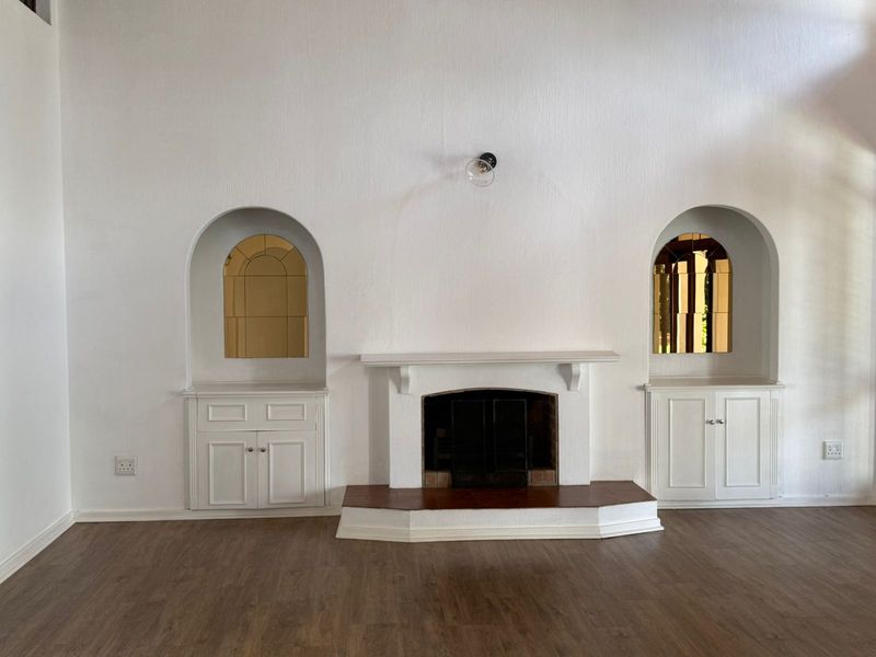 Elegant 4-Bedroom Family Home with Entertainment Spaces - Photo 3