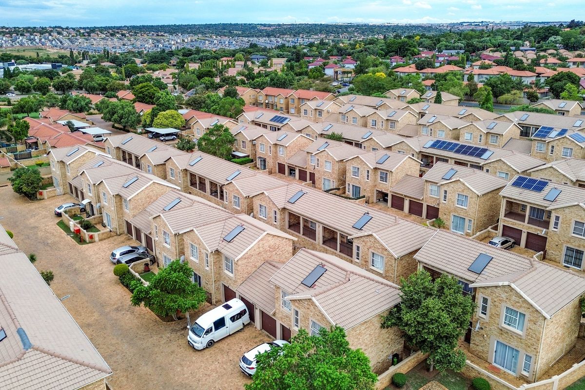 Bidding to start from R990 000!! Live Auction!! Modern 3-Bed Corner townhouse in Heuwelsig Estate! - Photo 5