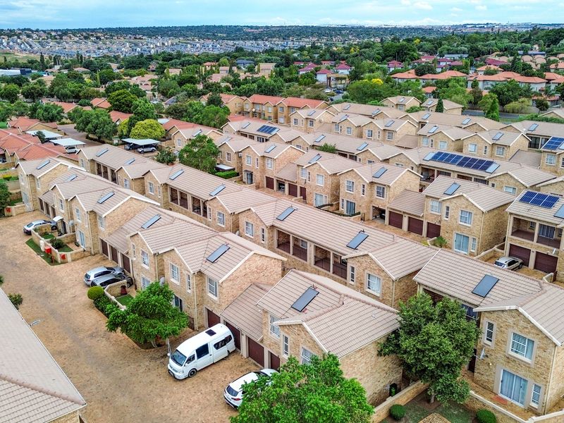 Bidding to start from R990 000!! Live Auction!! Modern 3-Bed Corner townhouse in Heuwelsig Estate! - Photo 5