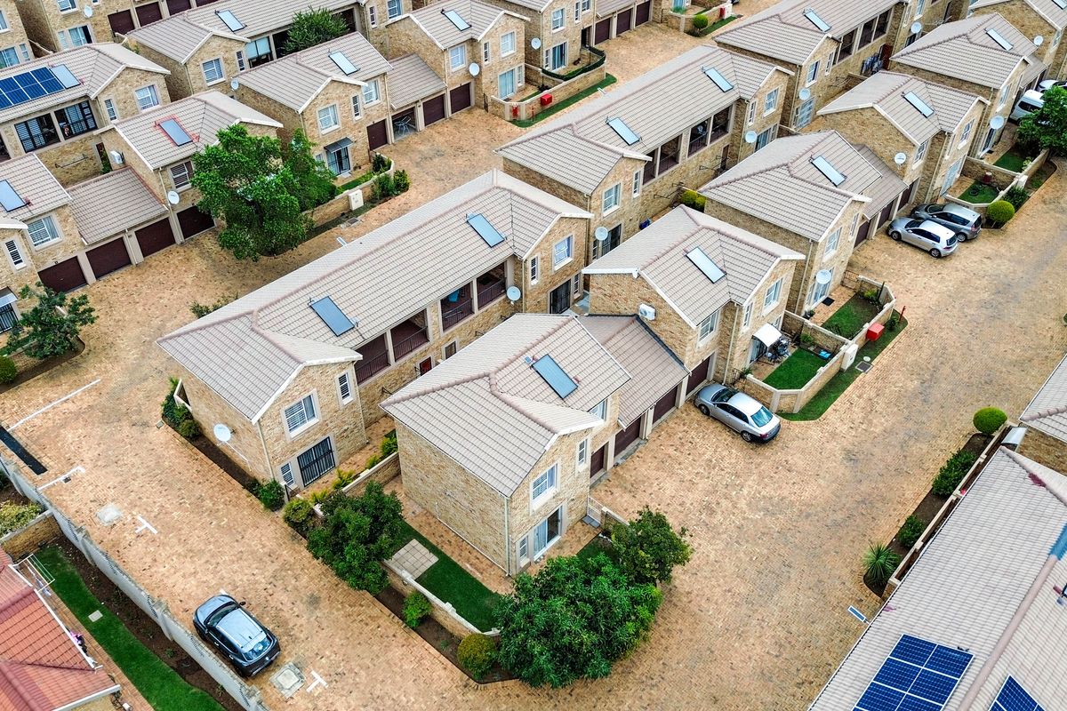 Bidding to start from R990 000!! Live Auction!! Modern 3-Bed Corner townhouse in Heuwelsig Estate! - Photo 4