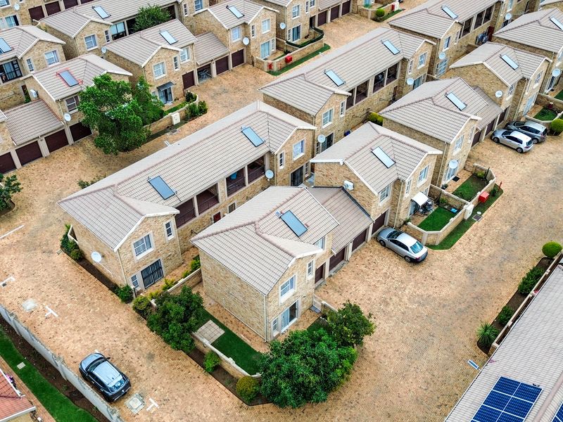 Bidding to start from R990 000!! Live Auction!! Modern 3-Bed Corner townhouse in Heuwelsig Estate! - Photo 4