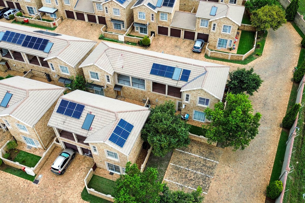 Bidding to start from R990 000!! Live Auction!! Modern 3-Bed Corner townhouse in Heuwelsig Estate! - Photo 3