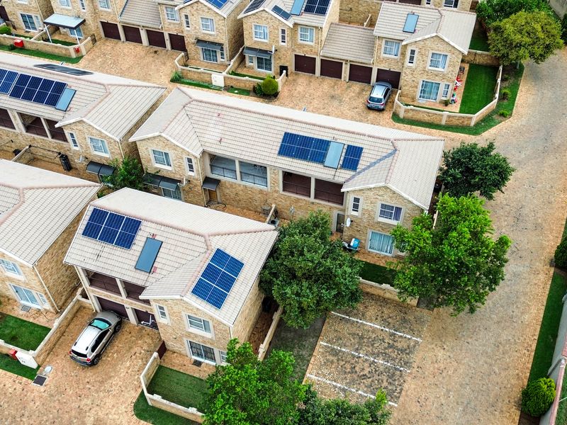 Bidding to start from R990 000!! Live Auction!! Modern 3-Bed Corner townhouse in Heuwelsig Estate! - Photo 3