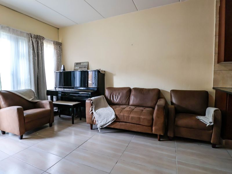 Bidding to start from R990 000!! Live Auction!! Modern 3-Bed Corner townhouse in Heuwelsig Estate! - Photo 7