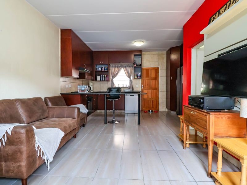 Bidding to start from R990 000!! Live Auction!! Modern 3-Bed Corner townhouse in Heuwelsig Estate! - Photo 9