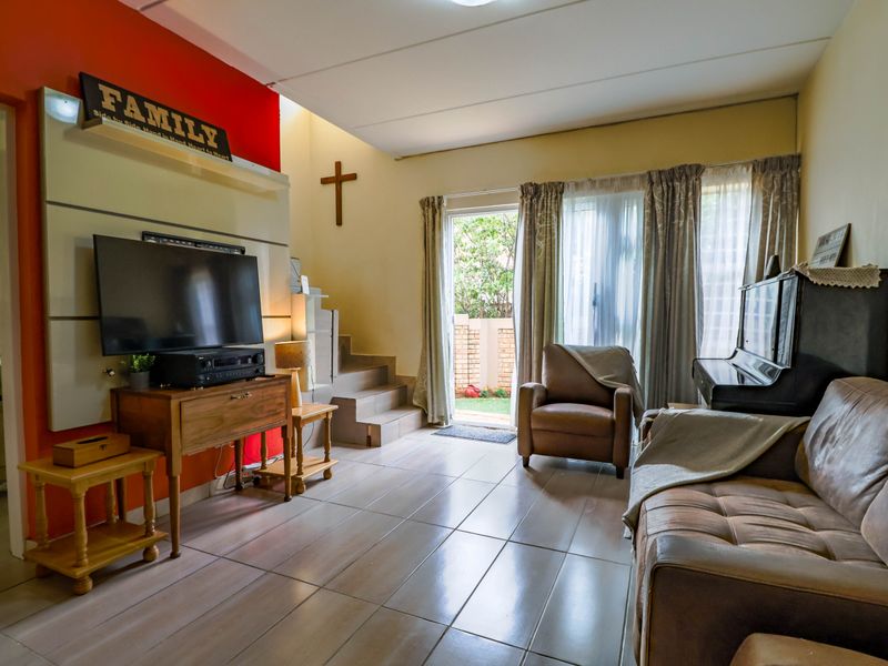 Bidding to start from R990 000!! Live Auction!! Modern 3-Bed Corner townhouse in Heuwelsig Estate! - Photo 10