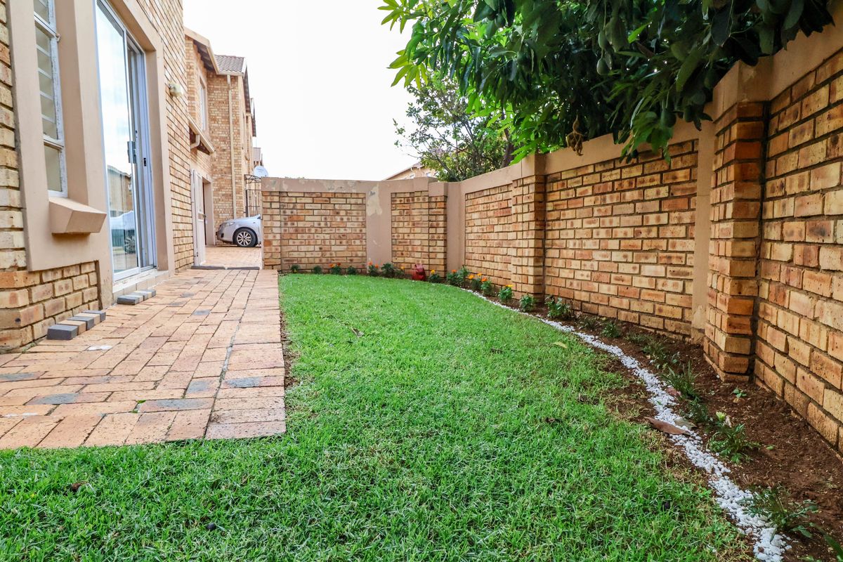 Bidding to start from R990 000!! Live Auction!! Modern 3-Bed Corner townhouse in Heuwelsig Estate! - Photo 2
