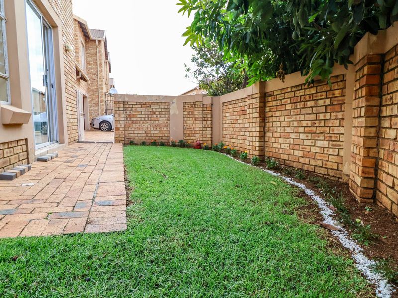 Bidding to start from R990 000!! Live Auction!! Modern 3-Bed Corner townhouse in Heuwelsig Estate! - Photo 2