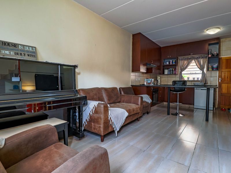 Bidding to start from R990 000!! Live Auction!! Modern 3-Bed Corner townhouse in Heuwelsig Estate! - Photo 8