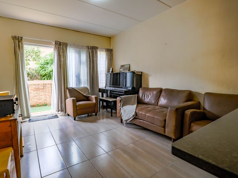 Bidding to start from R990 000!! Live Auction!! Modern 3-Bed Corner townhouse in Heuwelsig Estate! - Photo 6