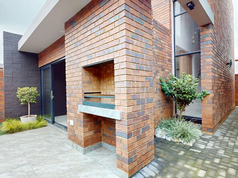 Luxury Modern Living Redefined – Never Lived In & Move In Ready on Leith road! - Photo 4