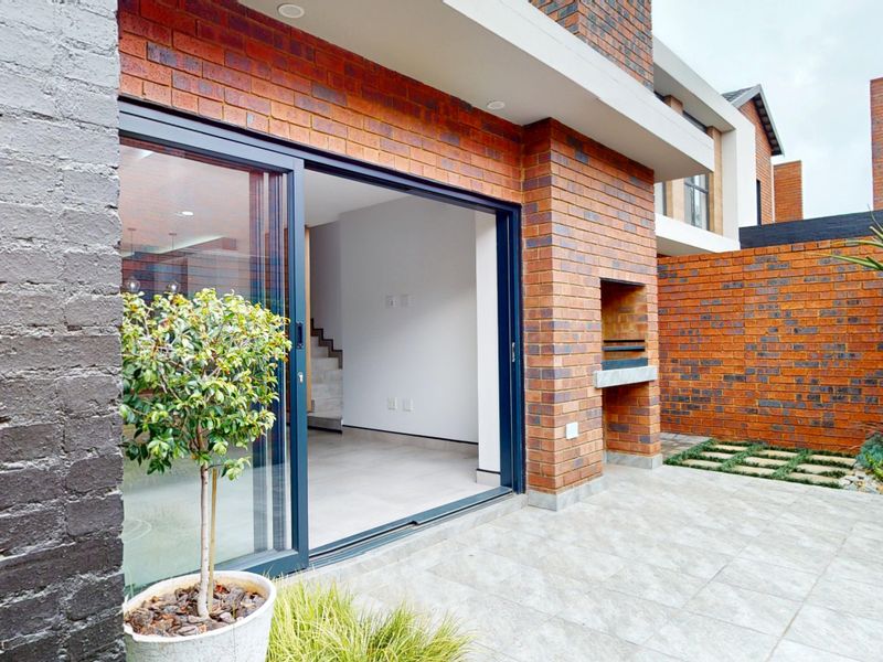 Luxury Modern Living Redefined – Never Lived In & Move In Ready on Leith road! - Photo 5