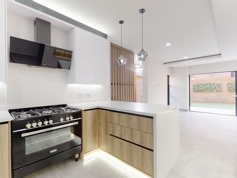 Luxury Modern Living Redefined – Never Lived In & Move In Ready on Leith road! - Photo 10