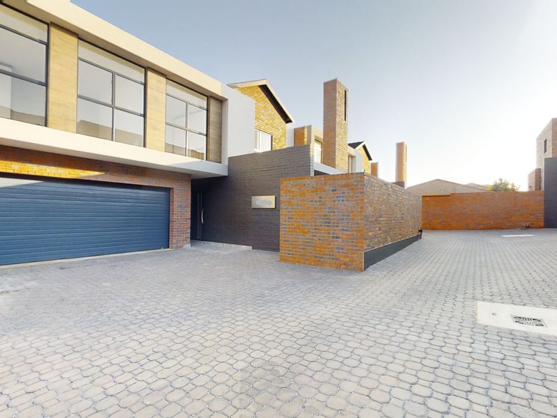 Luxury Modern Living Redefined – Never Lived In & Move In Ready on Leith road! - Photo 2