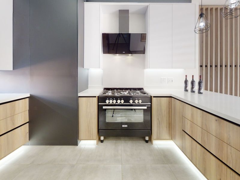 Luxury Modern Living Redefined – Never Lived In & Move In Ready on Leith road! - Photo 8