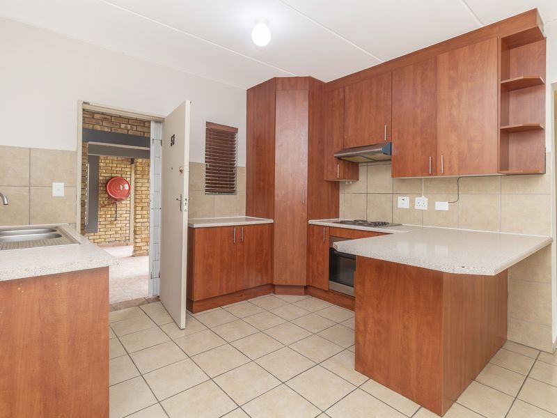 Newly Renovated Ground Floor 2 Bed 2 Bath Apartment For Sale - Photo 2