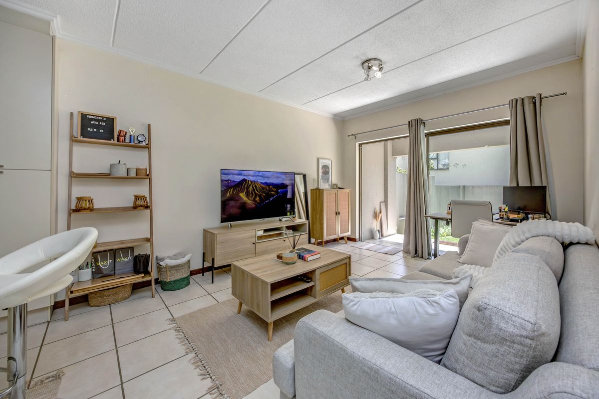 Modern 1 Bedroom Ground floor Apartment Located In Lonehill - Photo 4