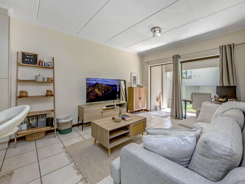 Modern 1 Bedroom Ground floor Apartment Located In Lonehill - Photo 4