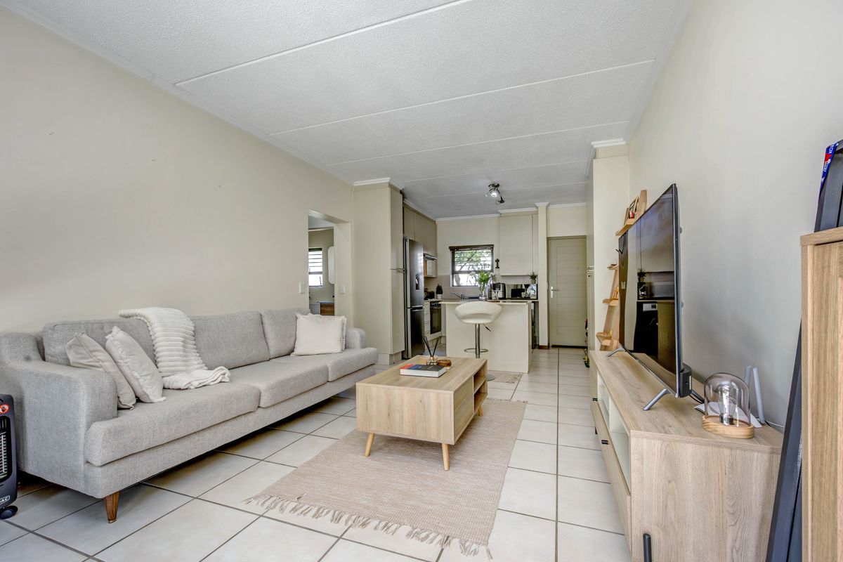 Modern 1 Bedroom Ground floor Apartment Located In Lonehill - Photo 5