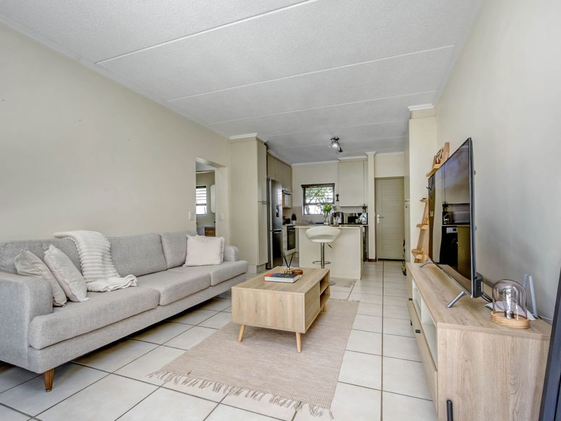 Modern 1 Bedroom Ground floor Apartment Located In Lonehill - Photo 5