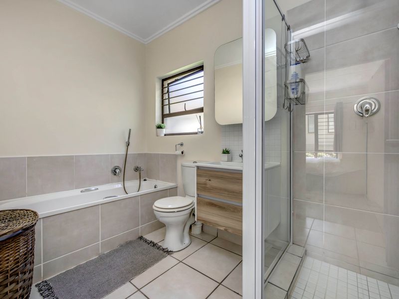 Modern 1 Bedroom Ground floor Apartment Located In Lonehill - Photo 10