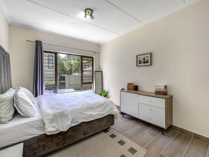 Modern 1 Bedroom Ground floor Apartment Located In Lonehill - Photo 8
