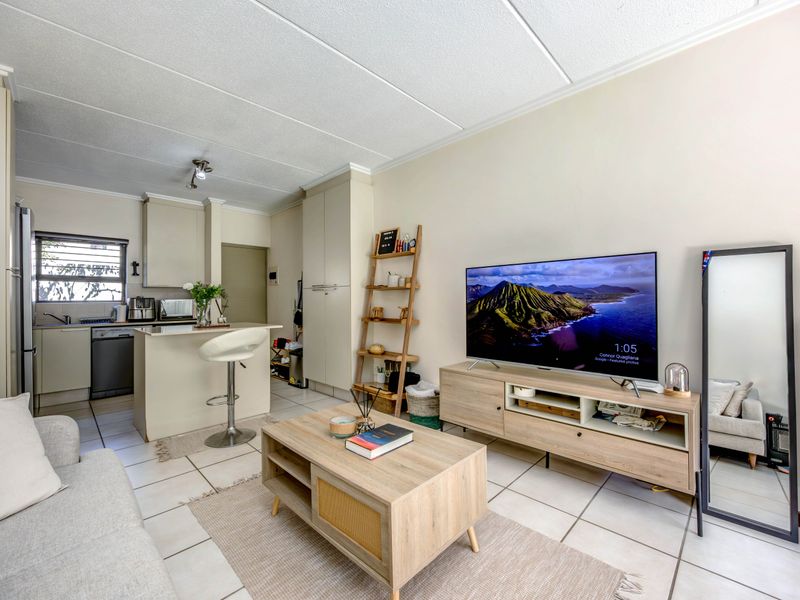 Modern 1 Bedroom Ground floor Apartment Located In Lonehill - Photo 7