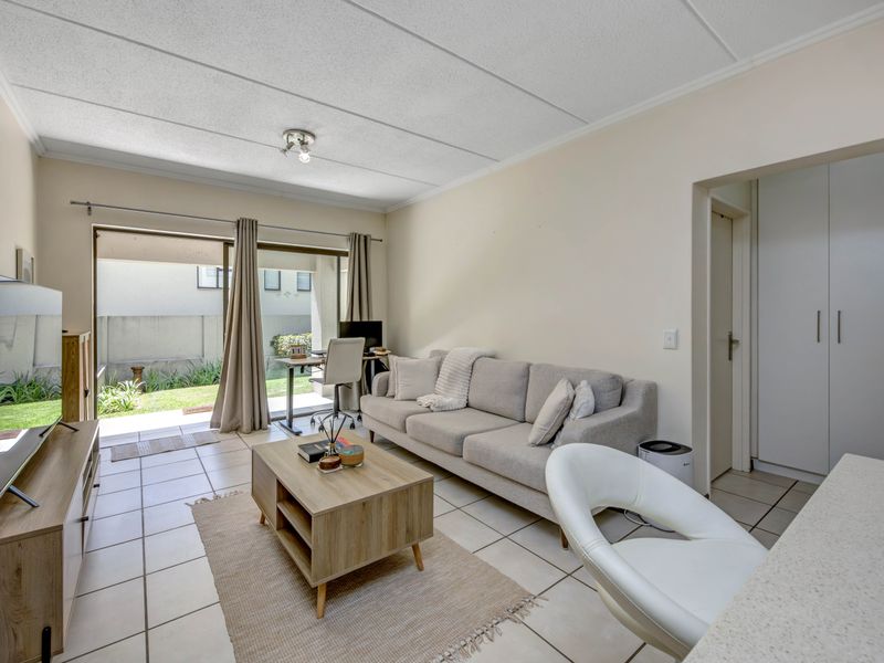 Modern 1 Bedroom Ground floor Apartment Located In Lonehill - Photo 6