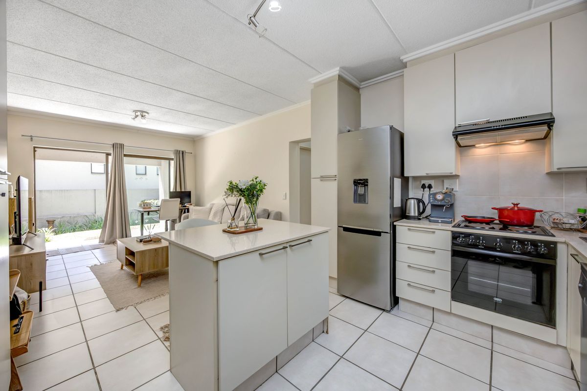 Modern 1 Bedroom Ground floor Apartment Located In Lonehill - Photo 2