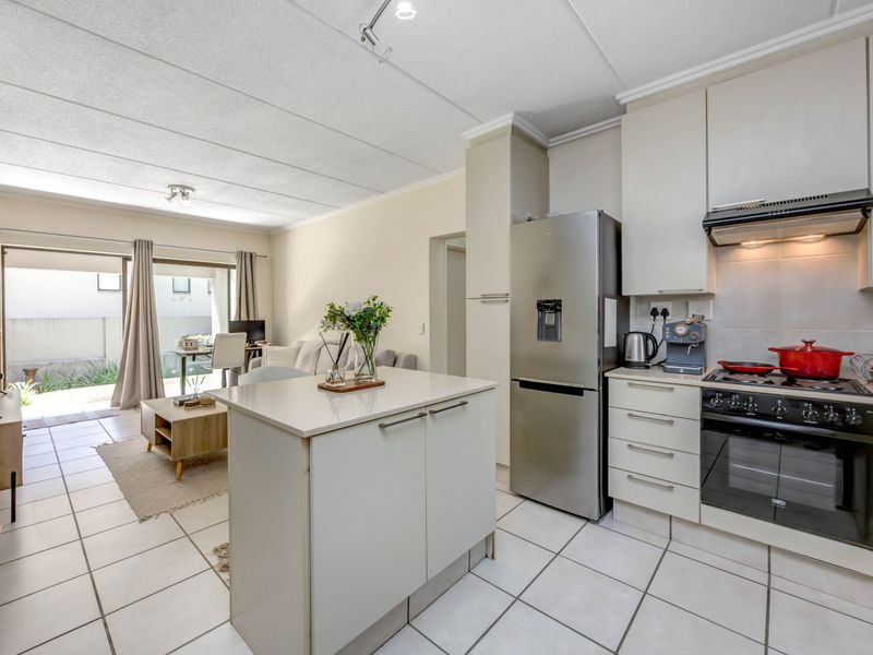 Modern 1 Bedroom Ground floor Apartment Located In Lonehill - Photo 2
