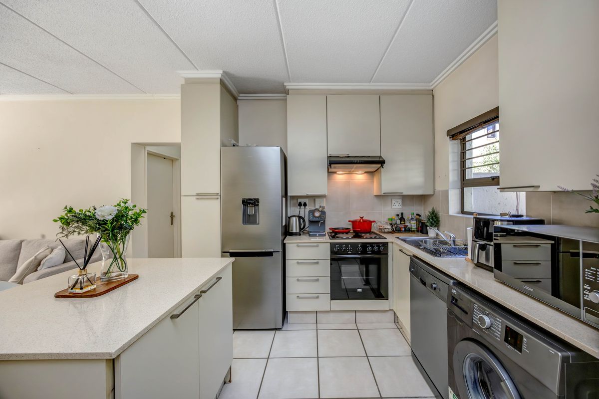 Modern 1 Bedroom Ground floor Apartment Located In Lonehill - Photo 3