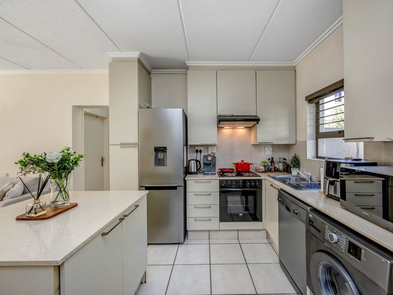 Modern 1 Bedroom Ground floor Apartment Located In Lonehill - Photo 3