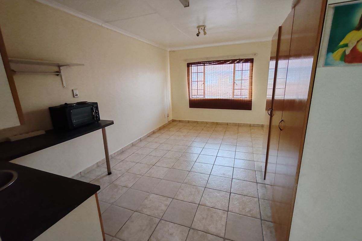 Cozy Tiled Bachelor’s Flat with Carport – Ideal Lock-Up-and-Go Living - Photo 3