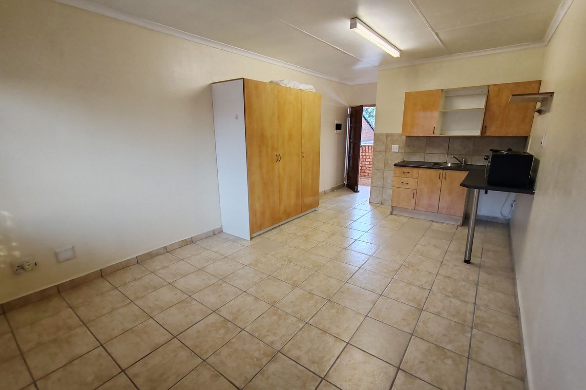 Cozy Tiled Bachelor’s Flat with Carport – Ideal Lock-Up-and-Go Living - Photo 5