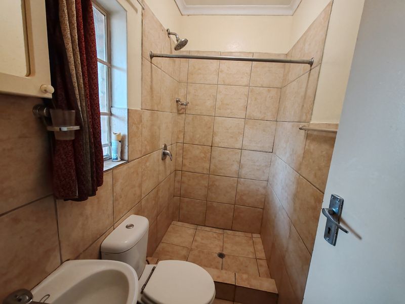 Cozy Tiled Bachelor’s Flat with Carport – Ideal Lock-Up-and-Go Living - Photo 8