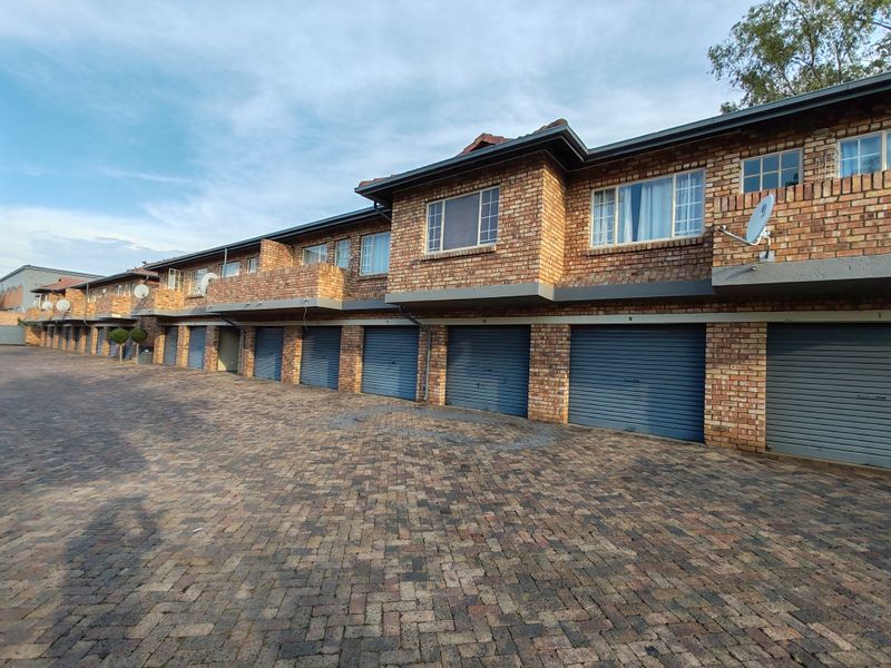 Cozy Tiled Bachelor’s Flat with Carport – Ideal Lock-Up-and-Go Living - Photo 9