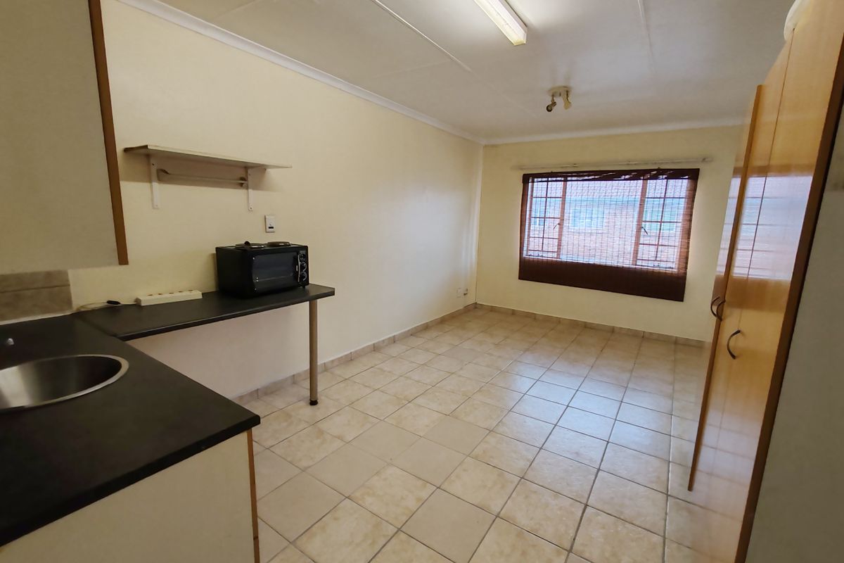 Cozy Tiled Bachelor’s Flat with Carport – Ideal Lock-Up-and-Go Living - Photo 4