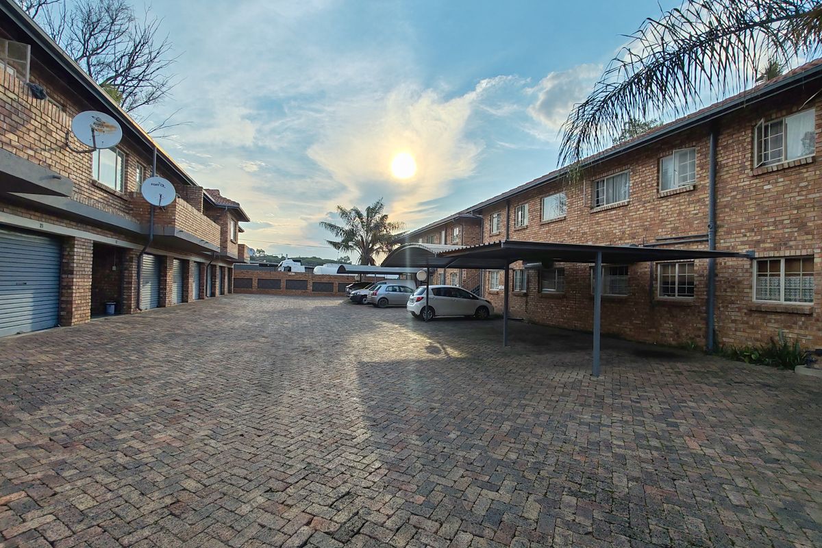 Cozy Tiled Bachelor’s Flat with Carport – Ideal Lock-Up-and-Go Living - Photo 2