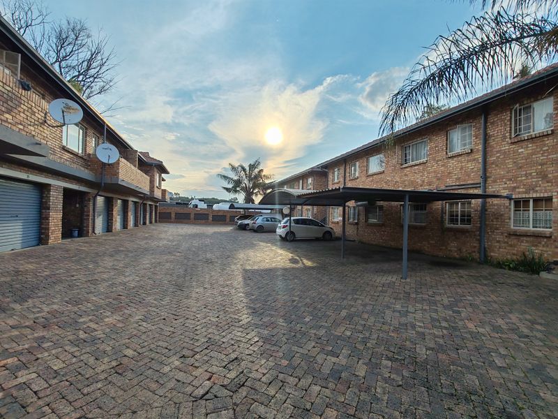 Cozy Tiled Bachelor’s Flat with Carport – Ideal Lock-Up-and-Go Living - Photo 2