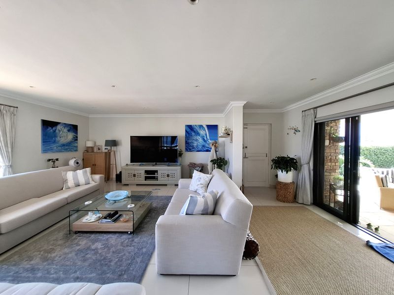 Modern Family Home with Sea & Mountain Views in The Hill, Bloubergstrand - Photo 3