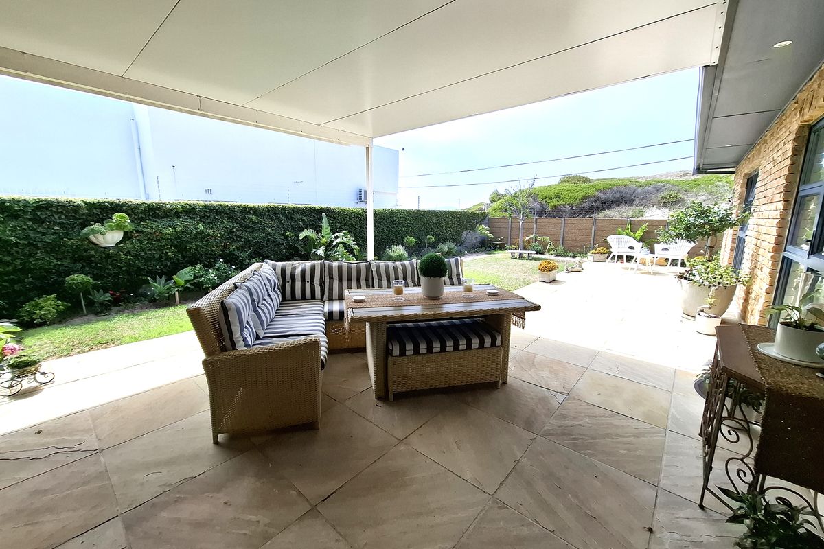 Modern Family Home with Sea & Mountain Views in The Hill, Bloubergstrand - Photo 4