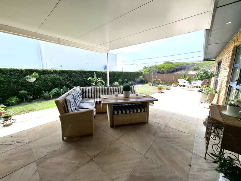 Modern Family Home with Sea & Mountain Views in The Hill, Bloubergstrand - Photo 4