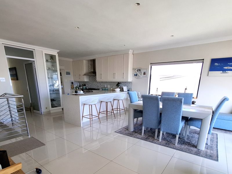 Modern Family Home with Sea & Mountain Views in The Hill, Bloubergstrand - Photo 8