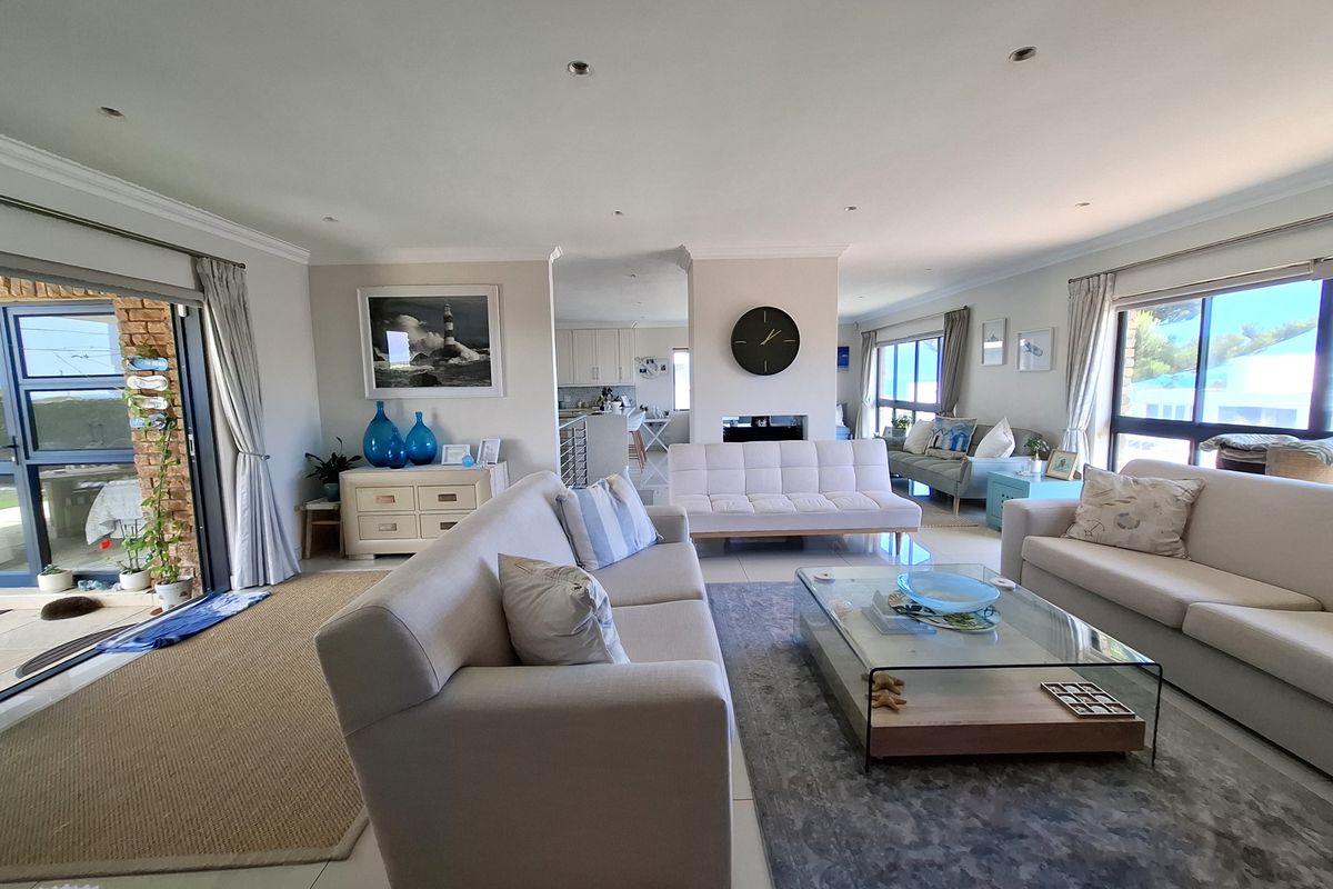 Modern Family Home with Sea & Mountain Views in The Hill, Bloubergstrand - Photo 5