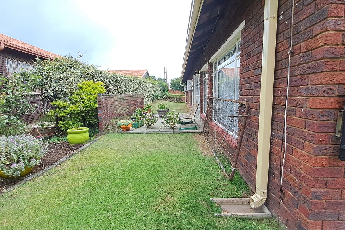 Warm & Welcoming Family Home with Space, Comfort and Country Charm in Leslie - Photo 3