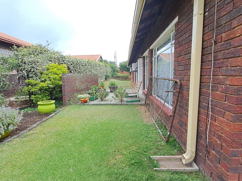 Warm & Welcoming Family Home with Space, Comfort and Country Charm in Leslie - Photo 3