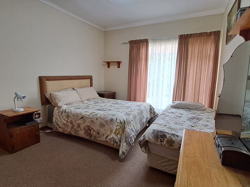 Warm & Welcoming Family Home with Space, Comfort and Country Charm in Leslie - Photo 9