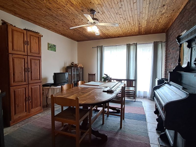 Warm & Welcoming Family Home with Space, Comfort and Country Charm in Leslie - Photo 7