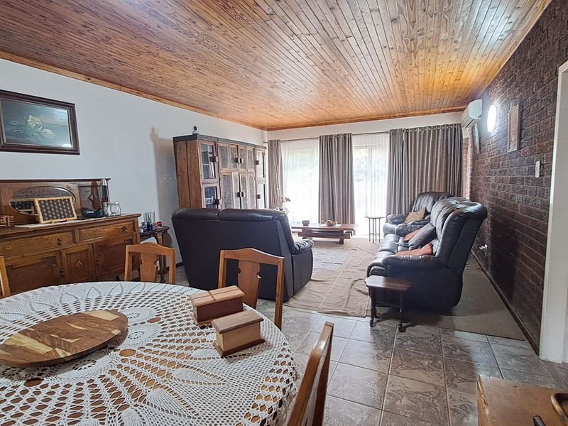 Warm & Welcoming Family Home with Space, Comfort and Country Charm in Leslie - Photo 6