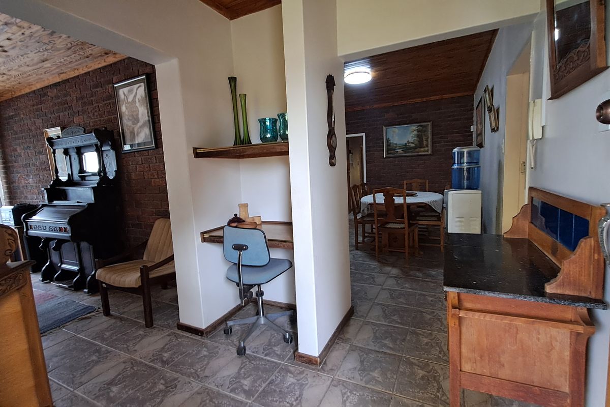 Warm & Welcoming Family Home with Space, Comfort and Country Charm in Leslie - Photo 5